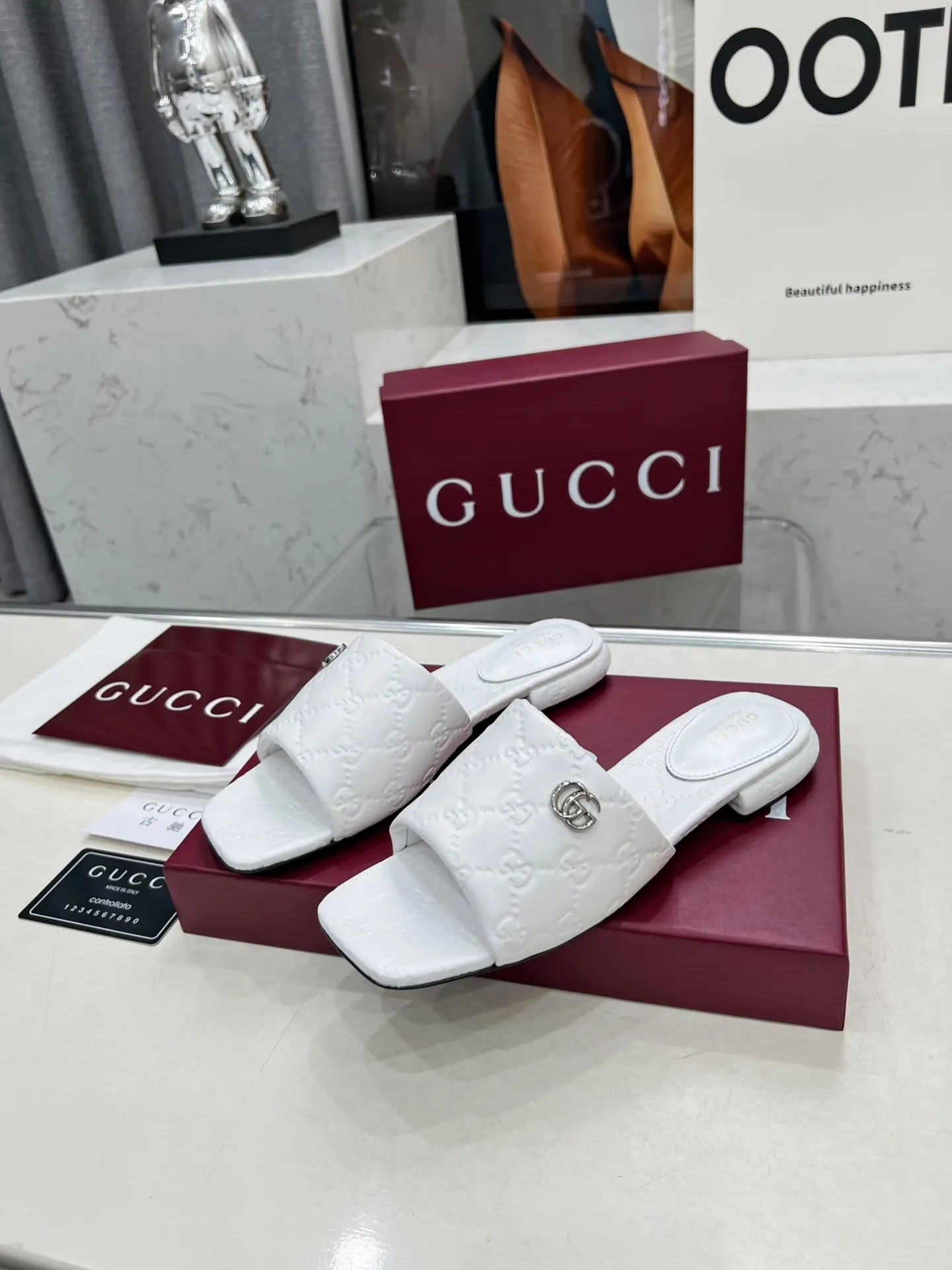 👟👟Ex-factory price 440👟👟 Gucci Double G slippers, fashionable, high-end and full of personality✅ Very stable, comfortable and durable for daily use, convenient and unique for daily matching, a must-have classic for summer, the upper is made of GUCCI 3D embossed, genuine leather outsole Fabric: cowhide Lining/foot pad: sheepskin Color: black, white, brown, burgundy Code number: 35-42 (41 and 42 need to be customized) Packaging: Comes with cloth bag and card.